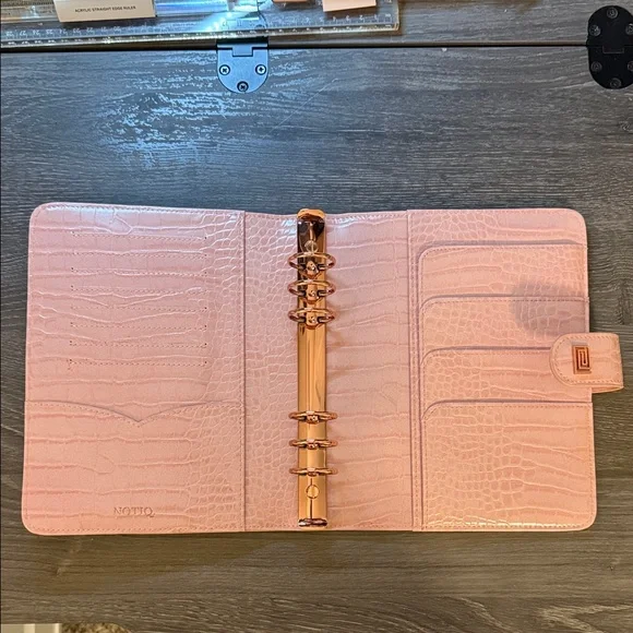 Notiq Pink Croc with Rose Gold hardware 6 ring A5 agenda - Picture 2 of 8